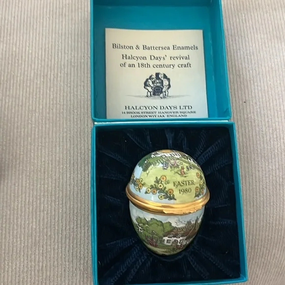 Beautiful Easter egg 1980 new inbox 2 inches and size Halcyon enamel egg